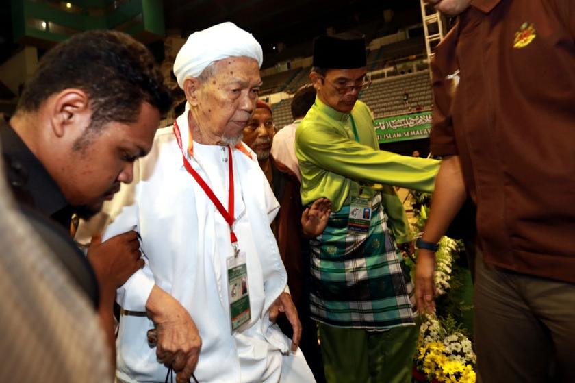 PAS Mursyidul Am Datuk Nik Abdul Aziz Nik Mat arriving at the PAS 59th Muktamar, at Stadium Malawati, in Shah Alam, November 22, 2013. u00e2u20acu201d Picture by Saw Siow Feng