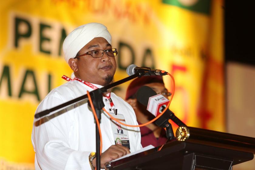 PAS youth chief Nasrudin Hassan Tantawi gives his opening speech at the 54th PAS Youth muktamar in Petaling Jaya November 20, 2013. u00e2u20acu201d Picture by Choo Choy May