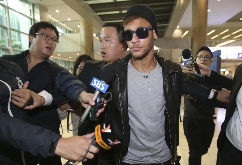 Neymar (centre) of Brazil arrives at the Incheon International Airport in Incheon, west of Seoul early October 7, 2013. u00e2u20acu201d Reuters pic