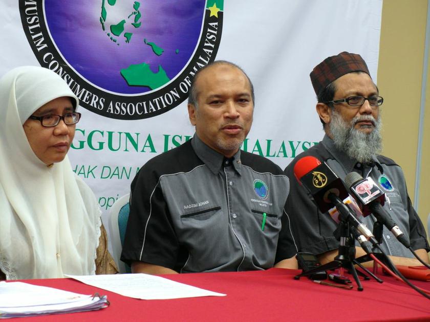 (From left): Radziah Hussein, PPIM president Datuk Nadzim Johan and PPIM activist Sheikh Abd Kareem S Khadaied hold a PPIM seminar on GST and price hikes in Kuala Lumpur December 28, 2013. u00e2u20acu201d Picture by Zurairi AR