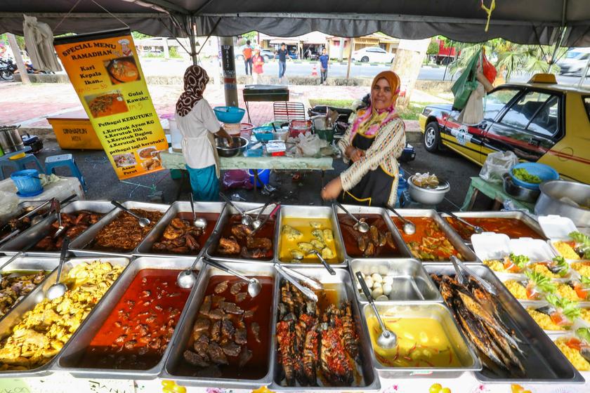 Kak Nau00e2u20acu2122s stall at the Kuala Besut Ramadan bazaar sells bona fide Terengganu dishes. u00e2u20acu201d Picture by Saw Siow Feng
