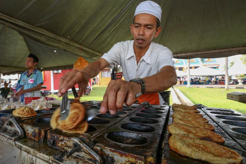 Mohd Zuhri makes akok at the Ramadan bazaar. 