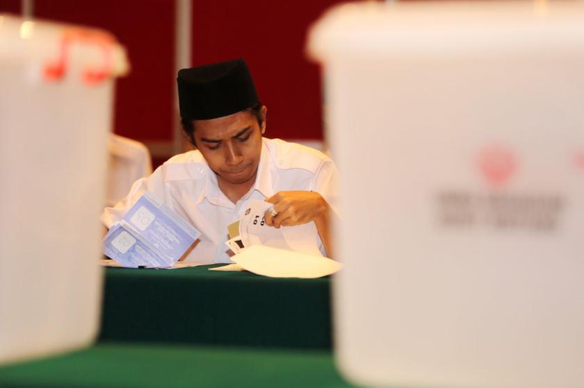 Umno Youth Bukit Bintang members casting their votes during their elections at the PWTC in Kuala Lumpur, October 12, 2013. u00e2u20acu201d Picture by Choo Choy May