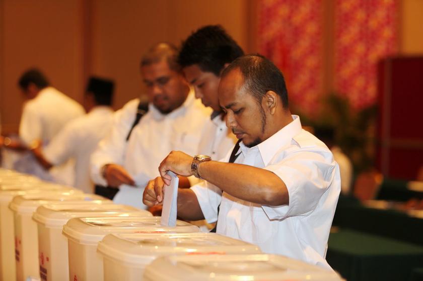 Umno Youth Bukit Bintang members casting their votes during their elections at the PWTC in Kuala Lumpur, October 12, 2013. u00e2u20acu201d Picture by Choo Choy May