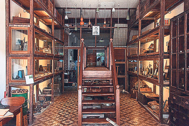 A tiny museum devoted to Chinese medicine at Ren I Tang