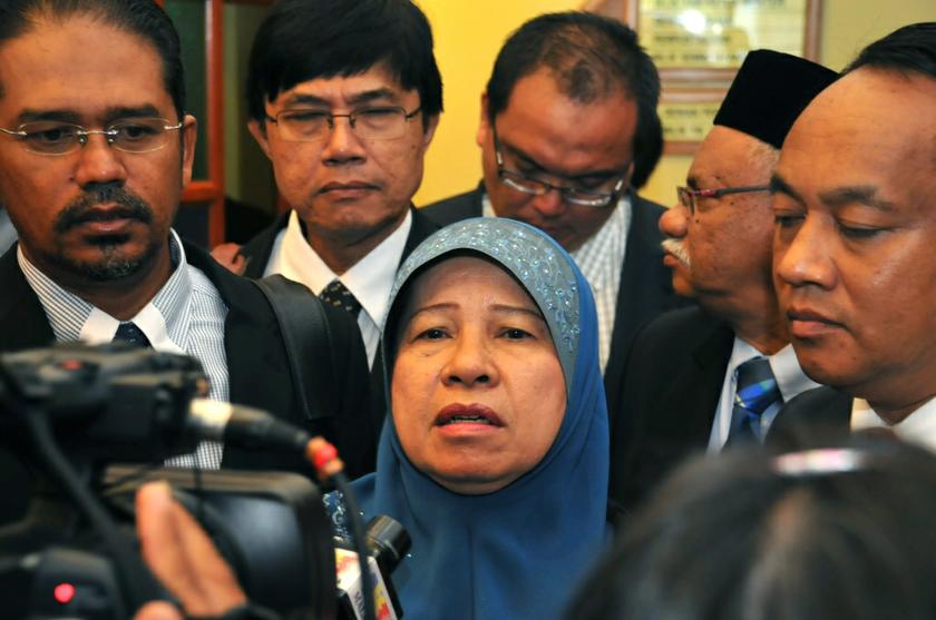 Penang opposition leader (BN) Teluk Air Tawar Jahara Hamid speaking to the press at the assembly hall. u00e2u20acu201du00c2u00a0Picture by K.E. Ooinn
