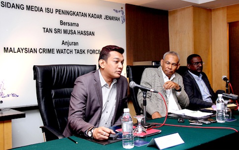 Former IGP Tan Sri Musa Hassan (centre) is pictured with anti-crime activist R Sri Sanjeevan (left) at a recent news conference. u00e2u20acu201d Picture courtesy of MyWatch