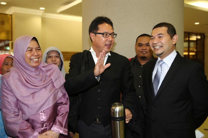 Rafizi Ramli and Zuraida Kamaruddin, stand with lawyer Ranjit Singh (centre), as they give a press conference in Kuala Lumpur on November 11, 2013.u00e2u20acu201dPicture by Choo Choy May