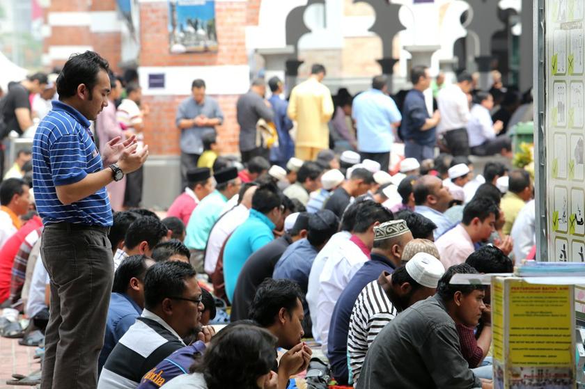Men praying at the Masjid Jamek KL during the first Friday month of Ramadan in Kuala Lumpur, July 12, 2013. u00e2u20acu201c Picture by Choo Choy May