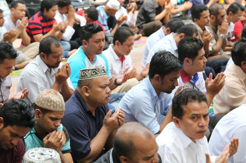 Men praying at the Masjid Jamek KL during the first Friday month of Ramadan in Kuala Lumpur, July 12, 2013. u00e2u20acu201c Picture by Choo Choy May