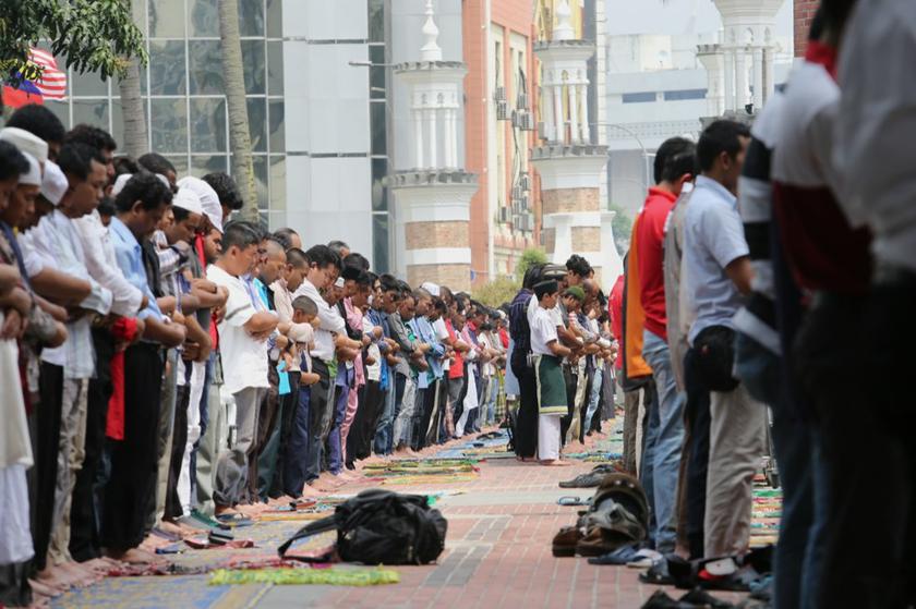Men praying at the Masjid Jamek KL during the first Friday month of Ramadan in Kuala Lumpur, July 12, 2013. u00e2u20acu201c Picture by Choo Choy May
