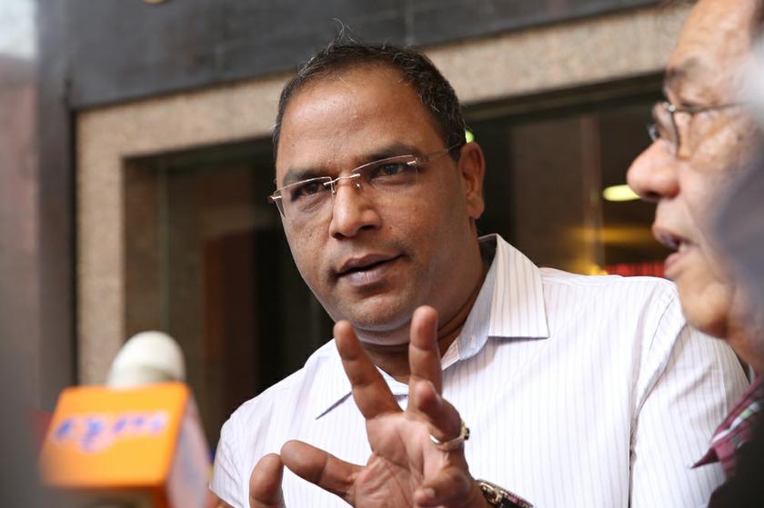 Ramesh Rao speaking to reporters before filing a graft complaint against the Seputeh MP. u00e2u20acu201d Picture by Saw Siow Feng