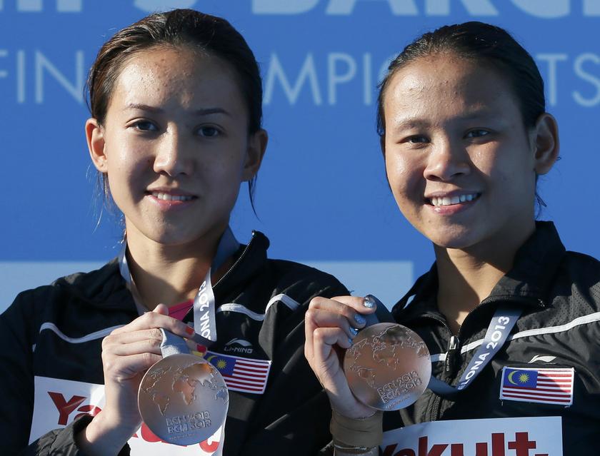 Malaysia's Rinong Pandelela Pamg (right) and Leong Mun Yee pose with their bronze medals at the women's synchronised 10m platform victory ceremony in Barcelona July 22, 2013. u00e2u20acu201c Reuters pic