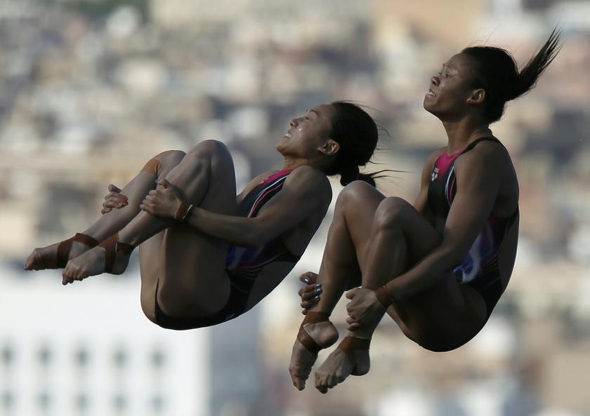 Malaysia's Rinong Pandelela Pamg and Leong Mun Yee perform a dive at the women's synchronised 10m platform final in Barcelona July 22, 2013. u00e2u20acu201c Reuters pic