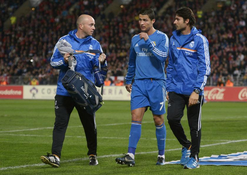 Real Madridu00e2u20acu2122s Cristiano Ronaldo (centre) walks off the field after being replaced during their Spanish First Division soccer match against Almeria at Juegos Mediterraneos stadium in Almeria, November 24, 2013. u00e2u20acu201d Reuters pic