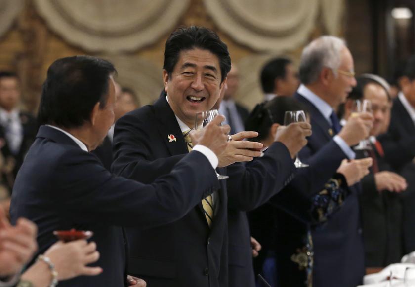 Japanu00e2u20acu2122s Prime Minister Shinzo Abe (2nd left) raises a toast with Bruneiu00e2u20acu2122s Sultan Hassanal Bolkiah (left) and other Asean countriesu00e2u20acu2122 leaders during a welcome dinner of Japan-Asean commemorative summit hosted by Abe at the Abe's official residence in 