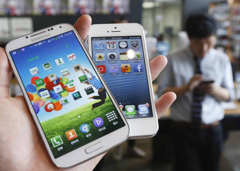 Samsung Electronics' Galaxy S4 (left) and Appleu00e2u20acu2122s iPhone 5 are seen in this picture illustration taken in Seoul in this file photo from May 13, 2013. u00e2u20acu201d Reuters pic