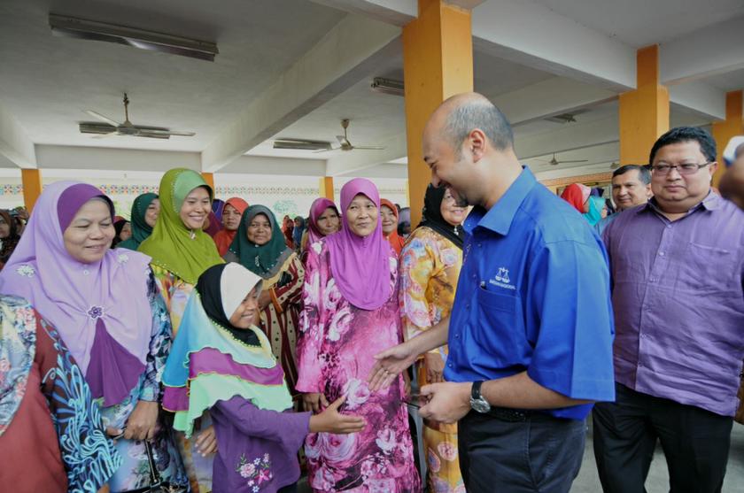Kedah Menteri Besar Datuk Mukhriz Mahathir meeting with the local at the Sungai Limau by-election, November 1, 2013. u00e2u20acu201du00c2u00a0Picture by K.E. Ooi