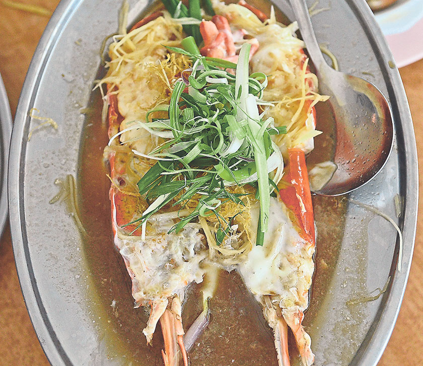 Steamed freshwater prawn in egg white, garnished with chopped scallions and crispy finely-shredded ginger is one of Choy Kee’s signature dishes