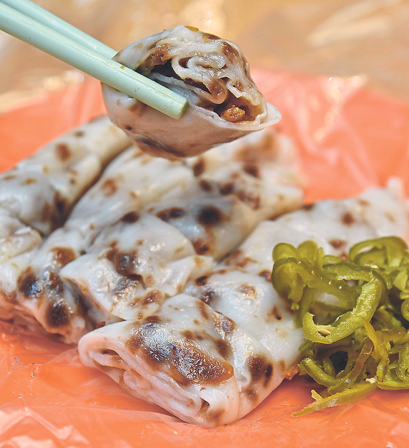 Savour the silky chee cheong fun stuffed with dried shrimps, chopped jicama and fragrant fried shallots together with pickled green chillies