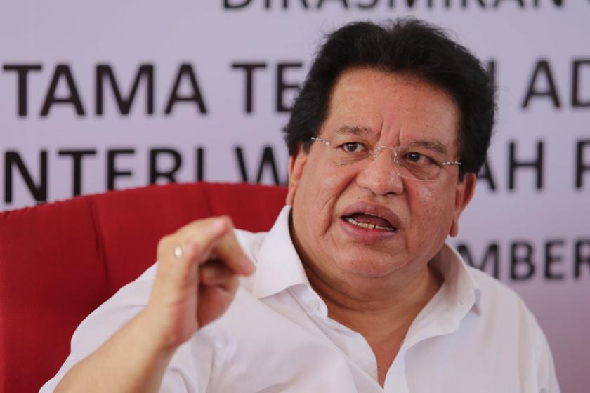 Datuk Seri Tengku Adnan Tengku Mansor launches the Segambut-Mt Kiara bridge at Jalan Segambut, Kuala Lumpur, November 28, 2013. u00e2u20acu201d Picture by Choo Choy May