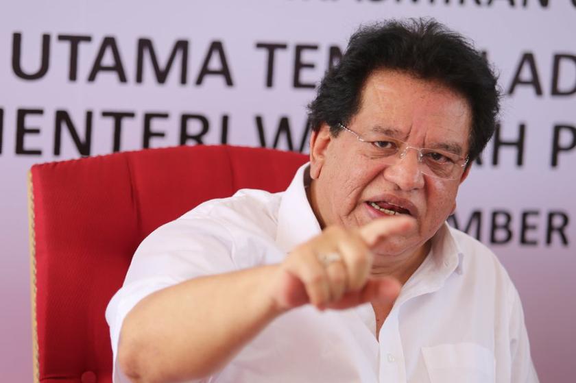 Datuk Seri Tengku Adnan Tengku Mansor launches the Segambut-Mt Kiara bridge at Jalan Segambut, Kuala Lumpur, November 28, 2013. u00e2u20acu201d Picture by Choo Choy May