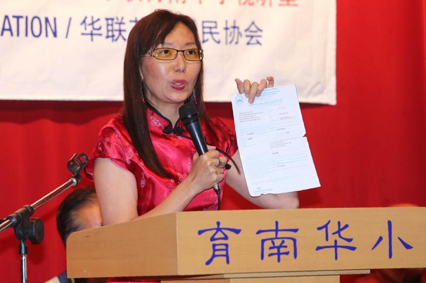 Teresa Kok giving a speech to OUG residents at SJK(C) Yoke Nam, December 1, 2013.