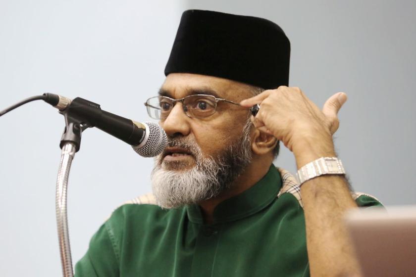 National Indian Action Team (NIAT) chairman Datuk Thasleem Mohamed Ibrahim speaks at a forum on freedom of religion in Petaling Jaya January 13, 2014. — Picture by Choo Choy May