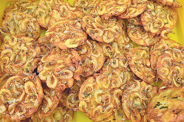 Look at the amount of prawns studded within each piece of the fritter!
