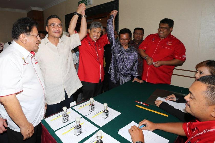 Datuk Seri Hishamuddin (2nd left), Datuk Seri Zahid Hamidi (centre), and Datuk Shafie Apdal (2nd right) show a united front on nomination day at Putra World Trade Centre, September 20, 2013. u00e2u20acu201d Picture by Choo Choy May