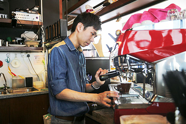 Jason Loo, the 2013 and 2015 Malaysia Barista Champion, is the resident brew master