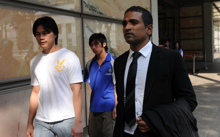 Yong Yun Leong (left) and Yong Yun Chung, the brothers of convicted Malaysian drug trafficker Yong Vui Kong, leave the High Court with lawyer M Ravi, in Singapore on April 4, 2011. u00e2u20acu201d AFP pic