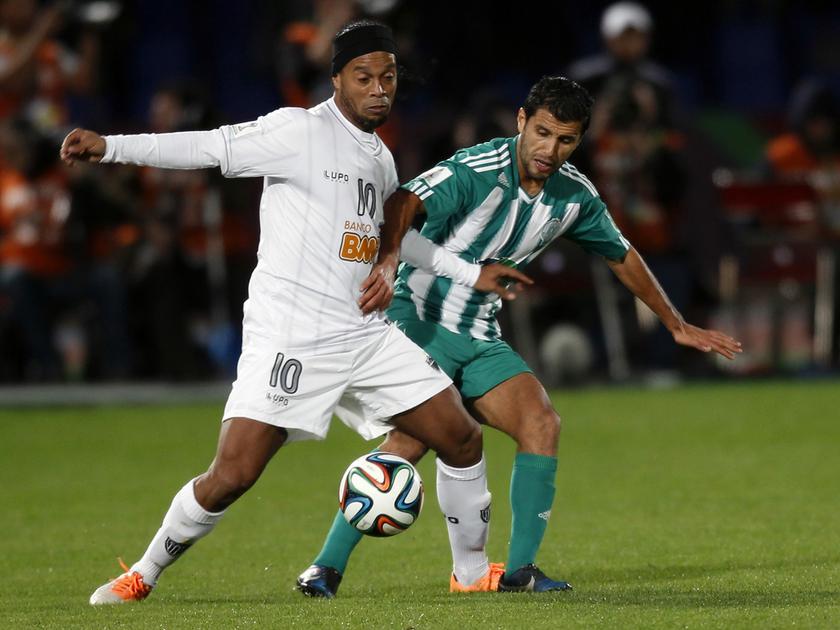 Atletico Mineiro's Ronaldinho (left) fights for the ball with Raja Casablanca's Abdelilah Hafidi during their FIFA Club World Cup semi-final match at Marrakech stadium December 18, 2013. u00e2u20acu201d Reuters pic