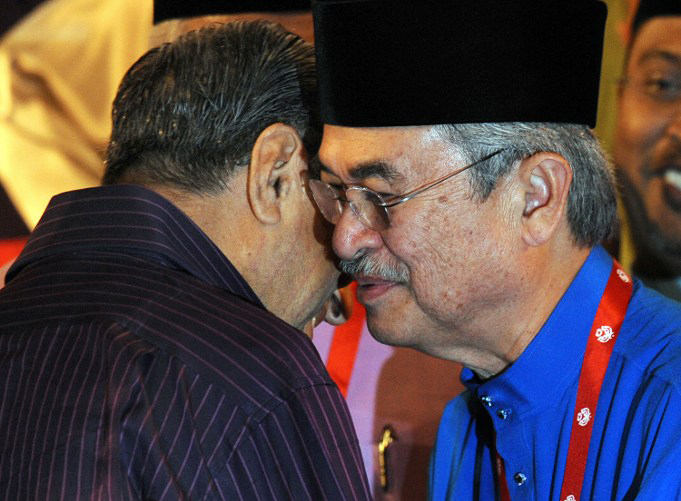 Former Malaysian prime minister Mahathir Mohamad hugs outgoing prime minister Abdullah Ahmad Badawiat the end of ruling party United Malays National Organisation annual general assembly in Kuala Lumpur on March 28, 2009. u00e2u20acu201c AFP pic