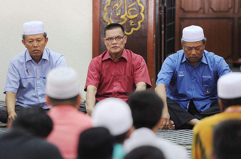 (from left) BN candidate Datuk Hasan Arifin, Pahang Mentri Besar Datuk Seri Adnan Yaakob and Deputy Prime Minister Tan Sri Muhyiddin Yassin at the late Tan Sri Jamaluddin Jarjisu00e2u20acu2122 tahlil prayers at Muadzam Shah Mosque in Rompin on Apirl 18, 2015. u00e2u20acu201d Ber