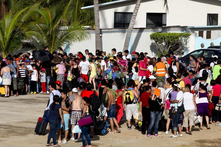 People stand in line while waiting to be airlifted by Mexico's Secretariat of National Defense out of Acapulco Sept 17, 2013. u00e2u20acu201d Reuters pic