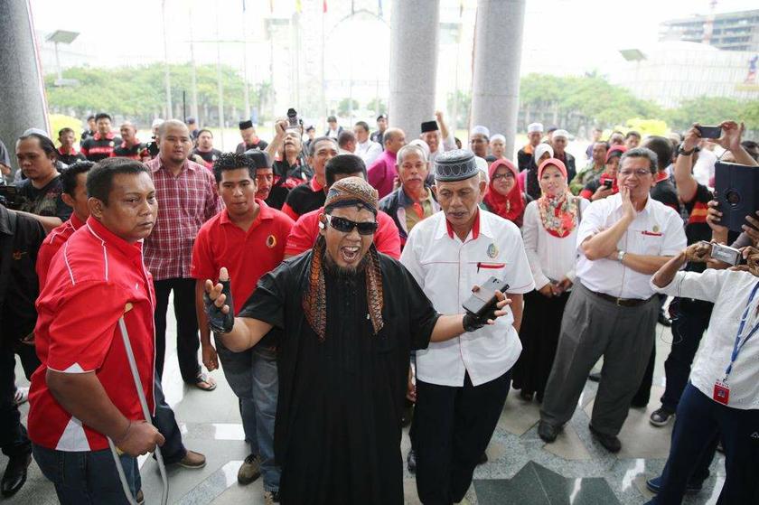 A section of the crowd waiting outside the Court of Appeal in Putrajaya on August 22, 2013 for the hearing of the Catholic Churchu00e2u20acu2122s appeal on the u00e2u20acu02dcAllahu00e2u20acu2122 case. u00e2u20acu201d Picture by Choo Choy May 