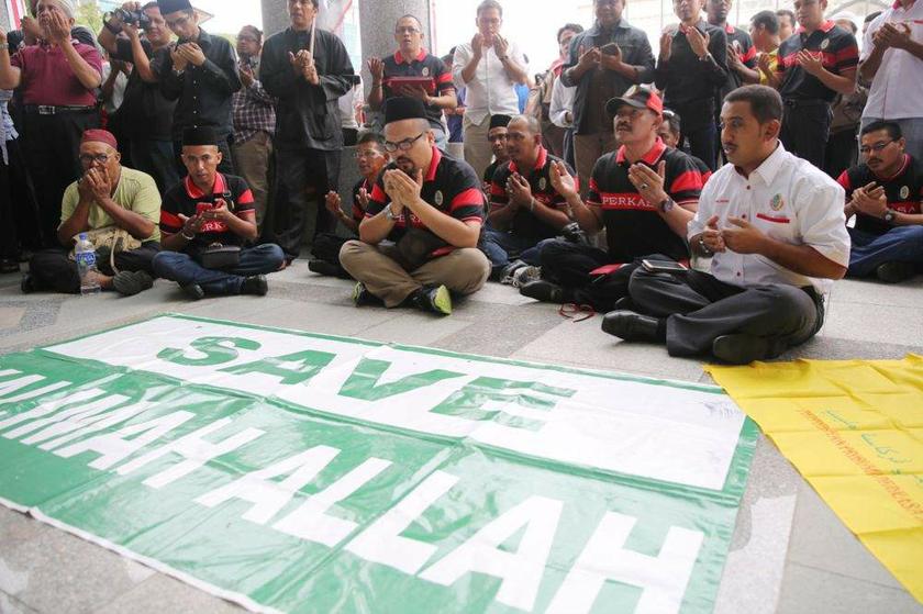 A section of the crowd praying outside the Court of Appeal in Putrajaya on August 22, 2013 while waiting for the hearing of the Catholic Churchu00e2u20acu2122s appeal on the u00e2u20acu02dcAllahu00e2u20acu2122 case. u00e2u20acu201d Picture by Choo Choy May
