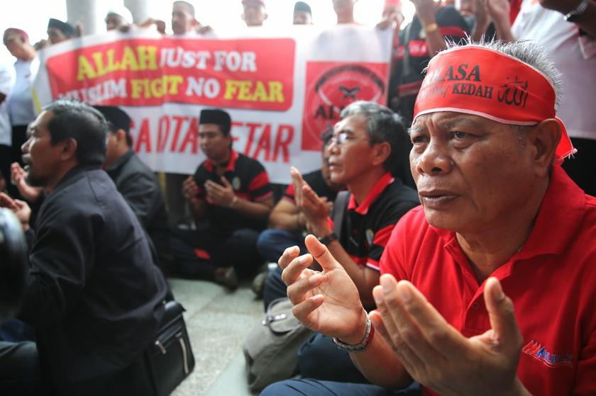 Members of Perkasa and other Muslim NGOs outside the Court of Appeal, September 10, 2013. u00e2u20acu201d Picture by Choo Choy May