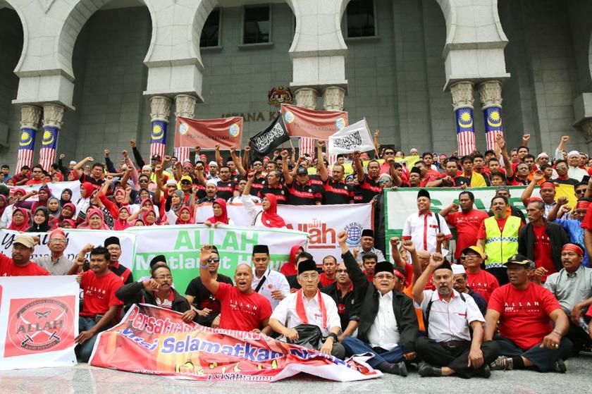 Members of Perkasa and other Muslim NGOs outside the Court of Appeal, September 10, 2013. u00e2u20acu201d Picture by Choo Choy May