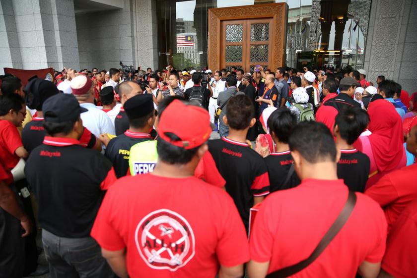 Members of Perkasa and other Muslim NGOs outside the Court of Appeal, September 10, 2013. u00e2u20acu201d Picture by Choo Choy May
