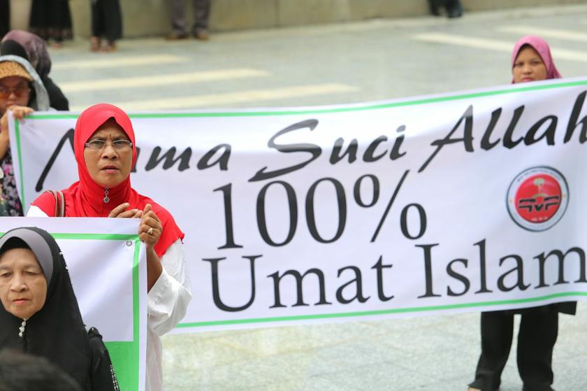 Members of Perkasa and other Muslim NGOs outside the Court of Appeal, September 10, 2013. u00e2u20acu201d Picture by Choo Choy May