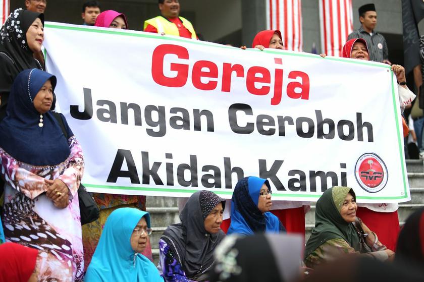 Members of Perkasa and other Muslim NGOs outside the Court of Appeal, September 10, 2013. u00e2u20acu201d Picture by Choo Choy May