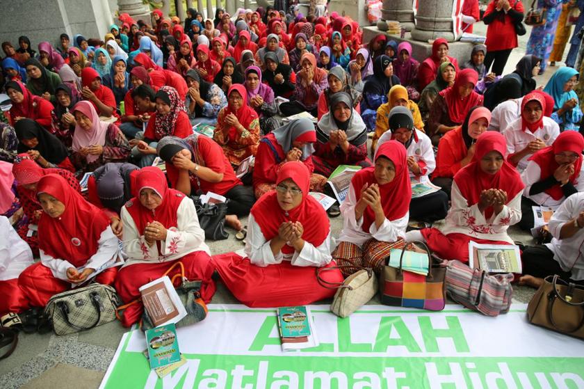 Members of Perkasa and other Muslim NGOs outside the Court of Appeal, September 10, 2013. u00e2u20acu201d Picture by Choo Choy May