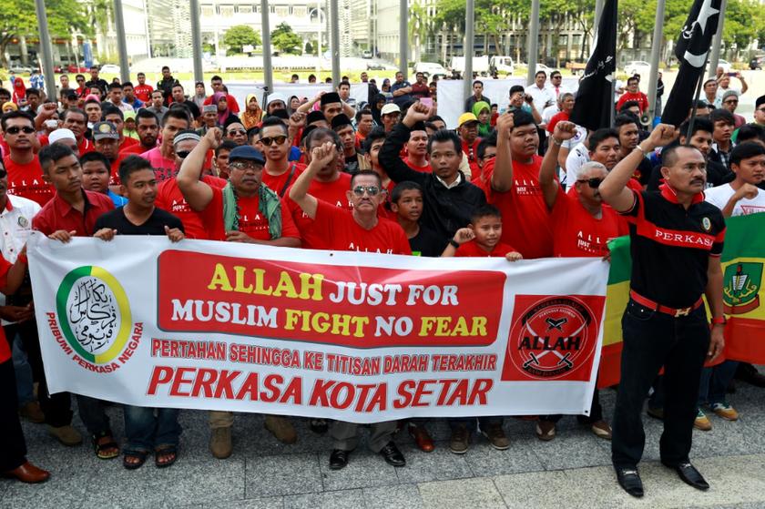 Members of Perkasa hold a rally outside the Court of Appeal in Putrajaya on October 14, 2013 before the court ruling on the ‘Allah’ appeal. — Picture by Saw Siow Feng