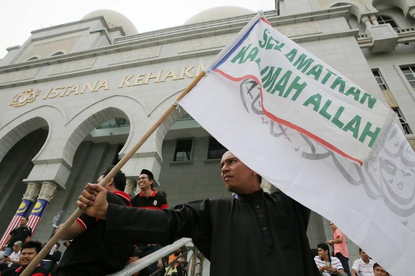  A man flies a flag calling for Muslims to save u00e2u20acu0153Allahu00e2u20acu009d, outside the Palace of Justice in Putrajaya, August 22, 2013. u00e2u20acu201d Picture by Choo Choy May 
