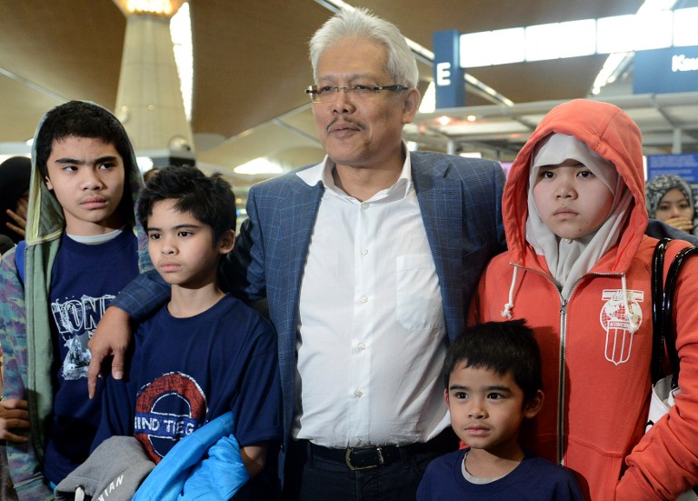 Children of Malaysian Muslim couple Azizul Raheem Awalludin and his wife Shalwati Nurshal with Malaysian Deputy Foreign Minister Datuk Hamzah Zainuddin  after they arrived at Kuala Lumpur on February 1, 2014. u00e2u20acu201d AFP pic