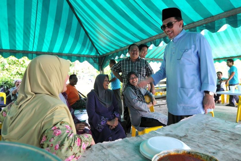 atuk Seri Anwar Ibrahim chatting with residents of Permatang Pauh during his Hari Raya Haji visit to Penang October 16, 2013. u00e2u20acu201d Picture by K.E. Ooi