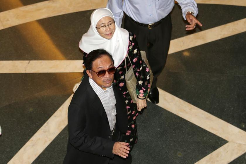 Datuk Seri Anwar Ibrahim and wife Datuk Seri Wan Azizah arrive for the hearing of the governmentu00e2u20acu2122s appeal against Anwaru00e2u20acu2122s acquittal in the Sodomy II case at the Court of Appeal Putrajaya September 17, 2013. u00e2u20acu201d Picture by Choo Choy May