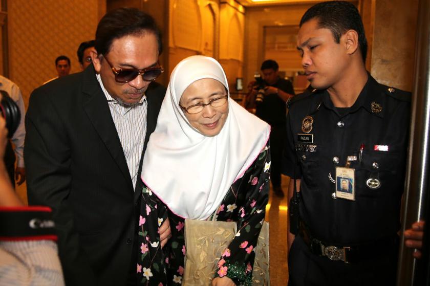 Datuk Seri Anwar Ibrahim and wife Datuk Seri Wan Azizah arrive for the hearing of the governmentu00e2u20acu2122s appeal against Anwaru00e2u20acu2122s acquittal in the Sodomy II case at the Court of Appeal Putrajaya September 17, 2013. u00e2u20acu201d Picture by Choo Choy May